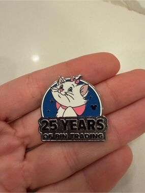 Disney pin - Hidden Mickey - 2025 Marie - Wave A